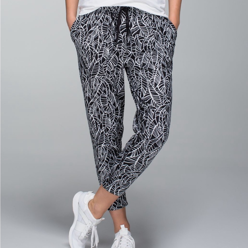 Lululemon Jet Crop Pretty Palm Black Angel Wing